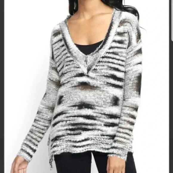 Distressed light knit sweater top - Picture 2 of 3